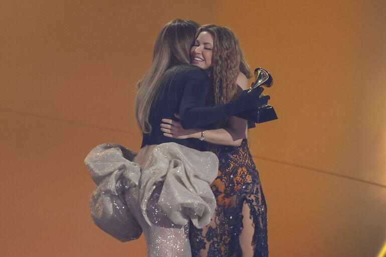 Jennifer López entregó el Grammy al Mejor Álbum Pop Latino a Shakira en la 67a entrega anual de los Premios Grammy. (EFE/EPA/CAROLINE BREHMAN)
