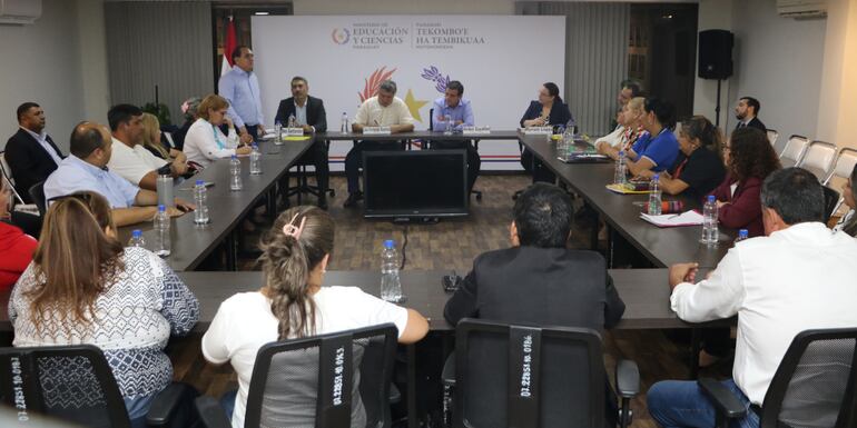 Directores de instituciones educativas se reunieron esta tarde con el ministro de Educación, Luis Ramírez.