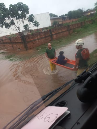 Bomberos Voluntarios realizaron un trabajo conjunto para rescatar a 50 personas hoy en el barrio Central de Mariano Roque Alonso.