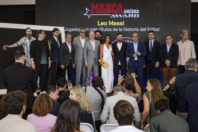 El jugador argentino Lionel Messi y su esposa Antonella Roccuzzo, posan rodeados por los directivos de Marca, del club Inter Miami y otros invitados, durante la ceremonia de entrega del Premio Marca América, en el Estadio Chase en Fort Lauderdale, Florida (Estados Unidos). (EFE/Eva Marie Uzcátegui)
