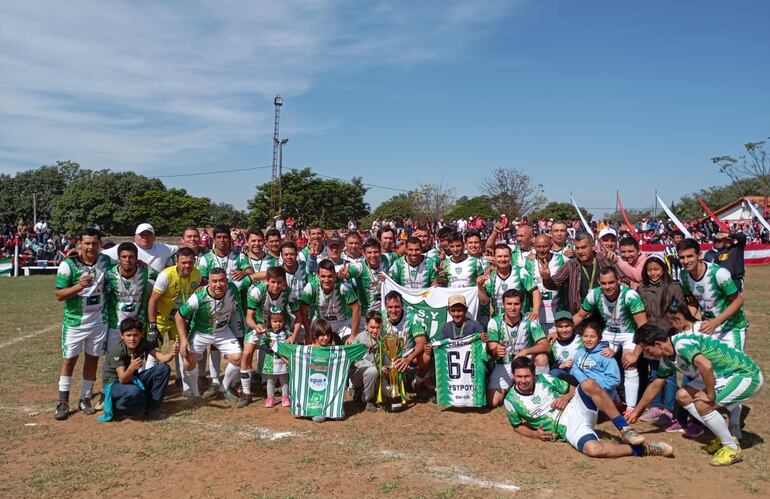 Formación de jugadores, cuerpo técnico, directiva y simpatizantes del club Sportivo Ysypoyu, bicampeón de la Liga Emboscadeña de Deportes.