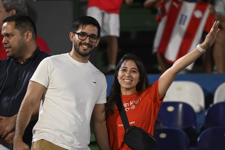 Los hinchas paraguayos en el estadio Defensores del Chaco en la previa del partido frente a Venezuela por las Eliminatorias Sudamericanas 2026.