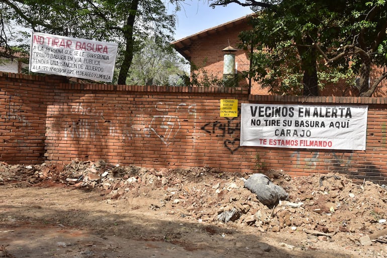 Vecinos piden  arreglo del asfalto y de las veredas.