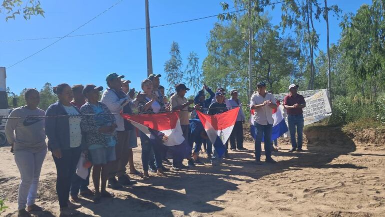 Concejales y funcionarios de la Municipalidad de Puerto Casado se movilizaron para exigir el pago de remuneraciones.