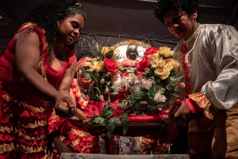 Previo al baile del ballet San Baltazar se realiza una procesión seguida de antorchas de fuego.