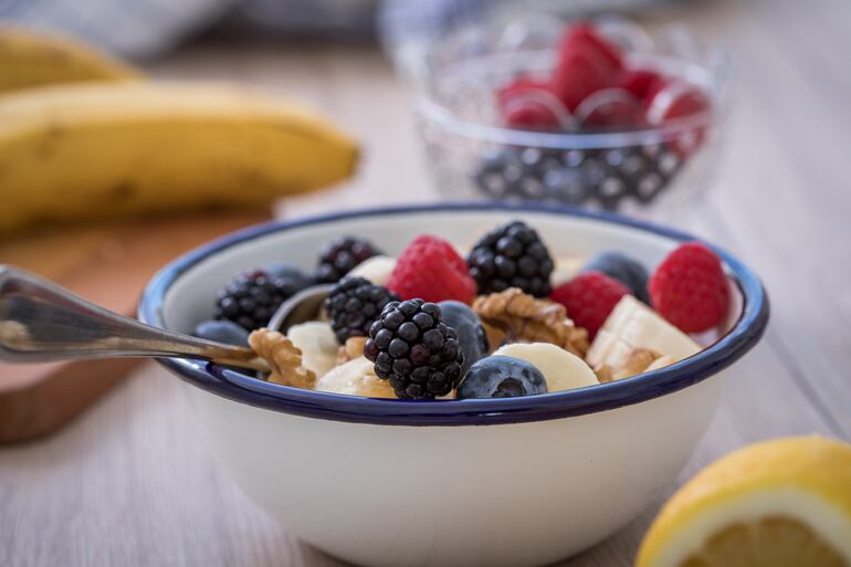 Una de las mejores formas de cuidar la salud y mantener el peso es consumiendo frutas ya que la mayoría de ellas poseen entre un 80% y 90% de agua.