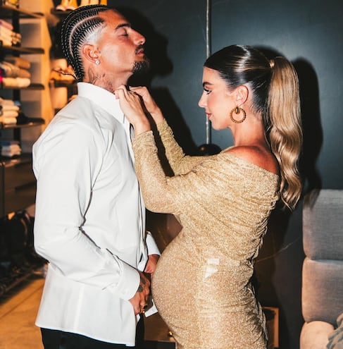 Maluma vistiéndose de gala con ayuda de su novia Susana Gómez. Don Juan apareció de esmoquin en su cumple número 30.