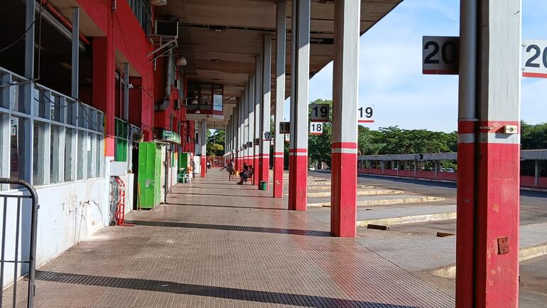 Andenes de la Estación de Buses están hoy vacíos. Como protesta, los transportistas no están entrando a la Terminal.
