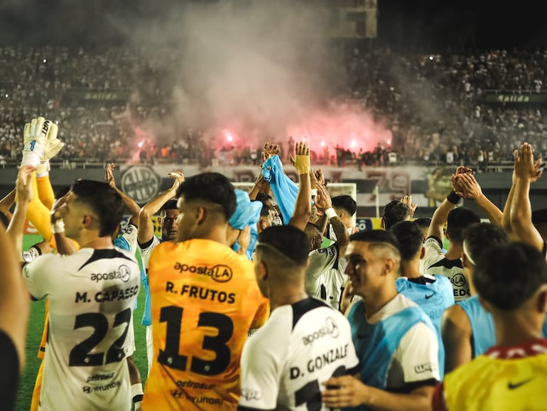 Los jugadores de Olimpia celebran con los hinchas después del partido frente a Tacuary por la fecha 19 del torneo Clausura 2024 del fútbol paraguayo en el estadio Antonio Aranda Encina, en Ciudad del Este, Paraguay.