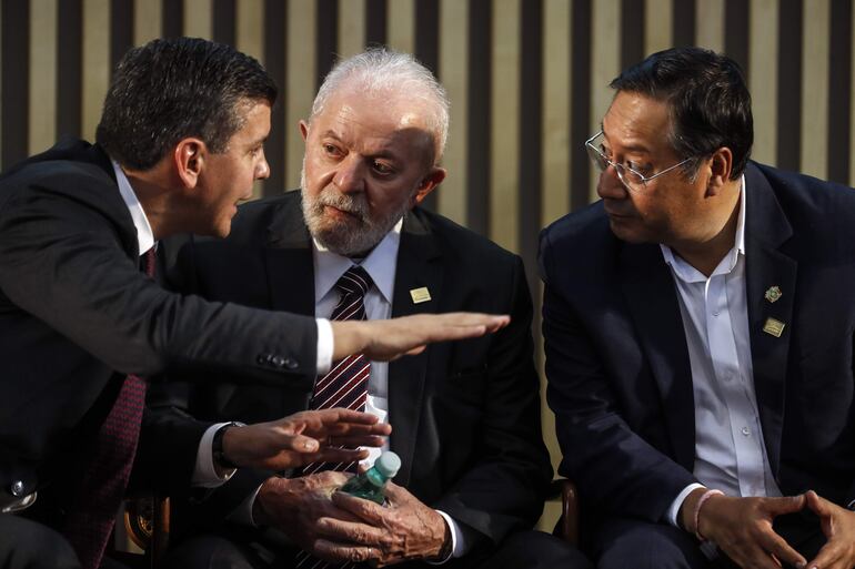 Los presidentes de (i-d) Paraguay, Santiago Peña; Brasil, Luiz Inácio Lula da Silva; y Bolivia, Luis Arce, hablan durante un acto sobre financiación del desarrollo e integración como parte de la LXIII Cumbre de Jefes de Estado del Mercosur, en Río de Janeiro, Brasil, en diciembre del 2023.