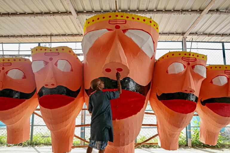 Un artista pinta efigies del rey demoniaco "Ravana", con miras al festival Dussehra, en Varanasi.