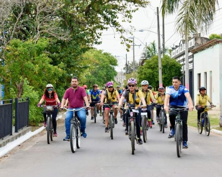 Ciclistas de la ciudad de Resistencia provincia del Chaco (Argentina) y de la ciudad de Corrientes también de Argentina, se encuentran de paseo en la ciudad de Pilar.