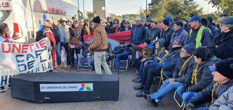 La mayoría de los manifestantes son personas de tercera edad. 