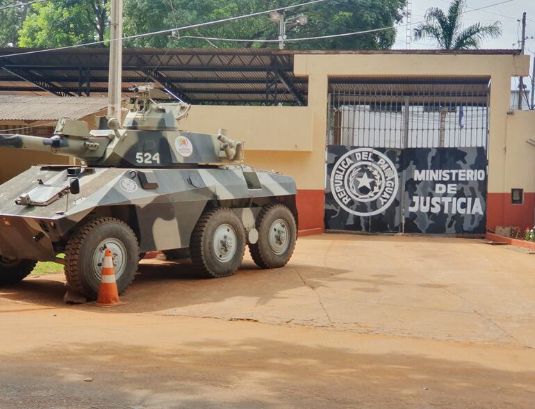 Una tanqueta de las Fuerzas Armadas custodia la cárcel de Ciudad del Este, y lo mismo ocurre en otras sedes carcelarias, en el marco de la intervención general de todo el sistema penitenciario paraguayo después del vergonzoso suceso en Pedro Juan Caballero. Por ahora hay dos recapturados, un paraguayo y un brasileño.