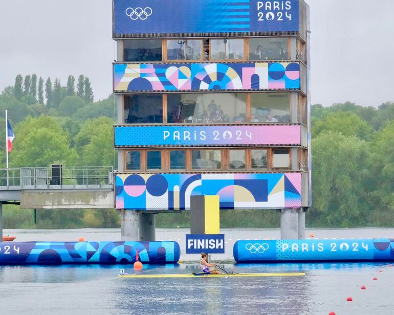 La remera paraguaya Alejandra Alonso en la Final D del remo individual femenino de los Juegos Olímpicos París 2024 en el Vaires-sur-Marne Nautical Centre, en Vaires-sur-Marne, Francia.