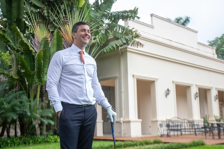 Santiago Peña juega al golf en Mburuvicha Roga.