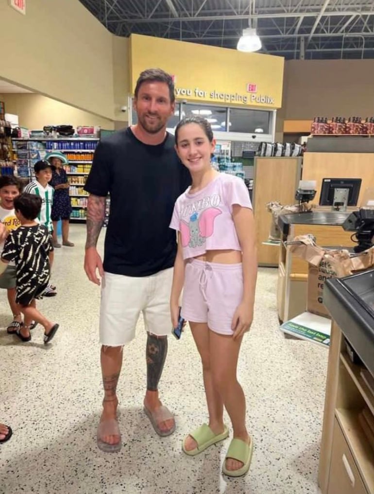 Leo Messi posando una pequeña seguidora en pleno súper de Miami. (Twitter)