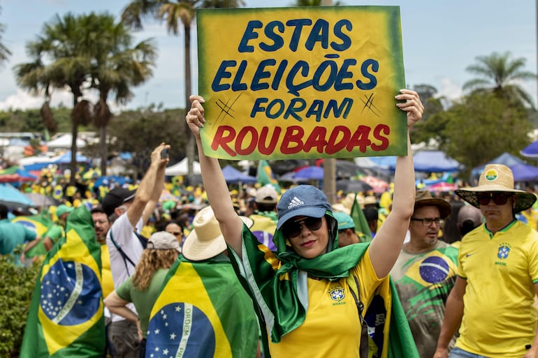 Simpatizantes de Jair Bolsonaro, protestan en el Cuartel General del Ejército.