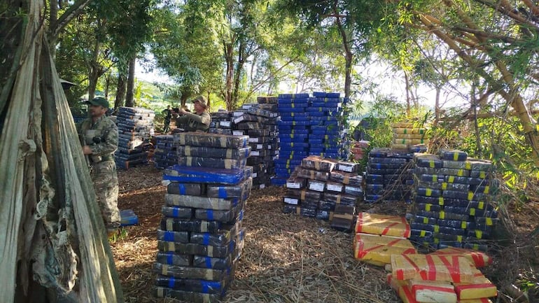 Fotografía cedida por la Secretaría Nacional Antidrogas de Paraguay, de paquetes de marihuana incautados este lunes, en Canindeyú.
