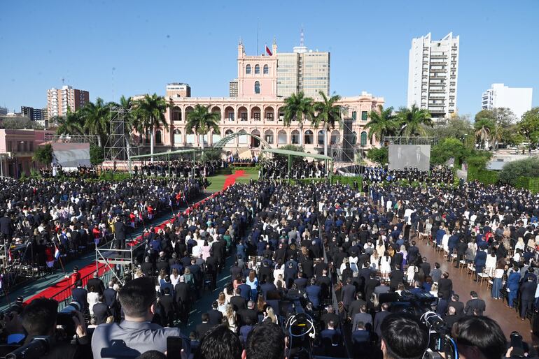 La red carpet se extendió a lo largo del patio del Palacio de López que da a la Bahía de Asunción, lugar donde se tomó juramento al nuevo presidente, vicepresidente y sus ministros.