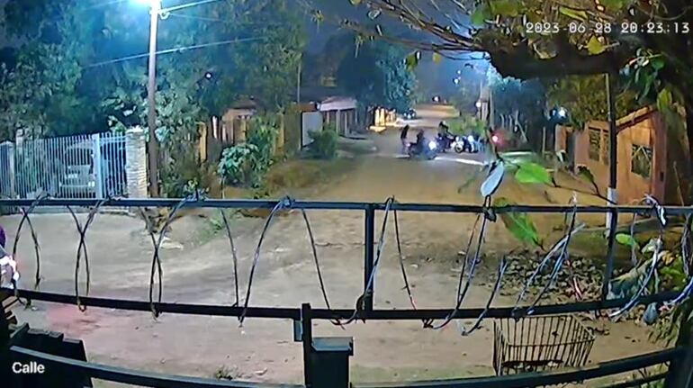 En la captura de video se observa a seis delincuentes bajaron de cuatro motpcicletas en la zona de Calle´í para robar a una motocicleta.