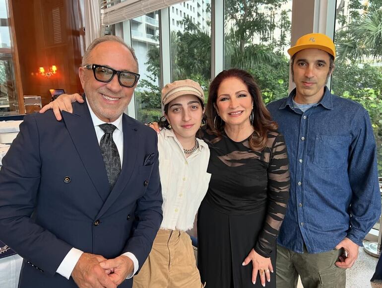 La cumpleañera Gloria Estefan con su marido Emilio Estefan y sus hijos Emily y Nayib.