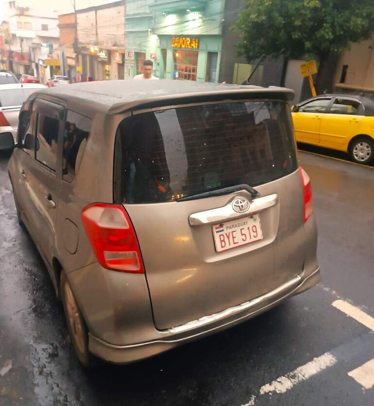 En este vehículo se habían trasladado cuatro personas para realizar el asalto en el centro comercial de Acahay.