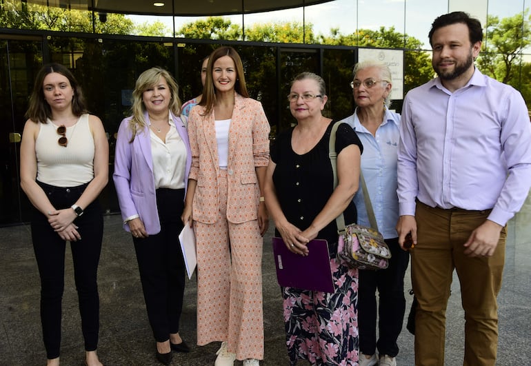 Soledad Núñez y otros impulsores presentaron oficialmente ayer el proyecto de ley "chau Nepotismo".