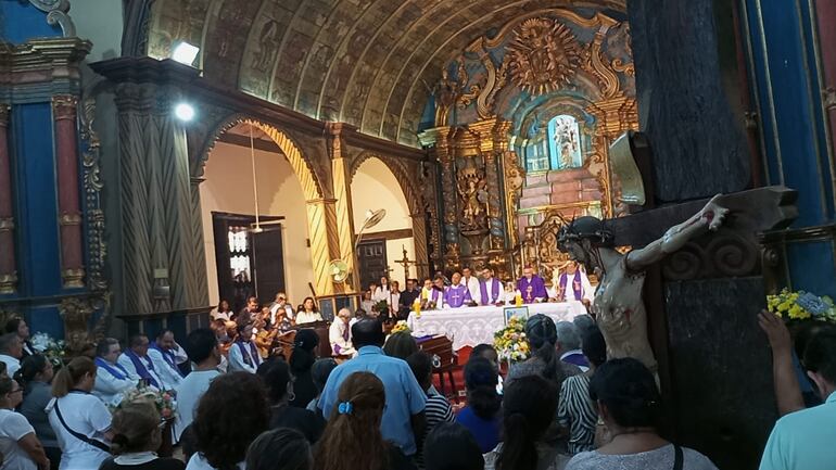 Los fieles acompañaron de cerca y presenciaron el último adiós.