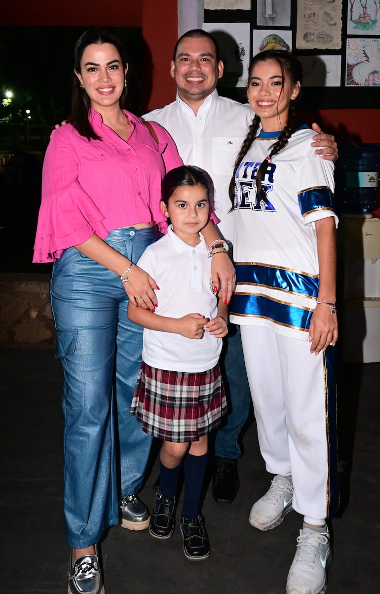 Nancy Chamorro, Luis Pintos, Dulce Pintos y Fiorella Pintos.