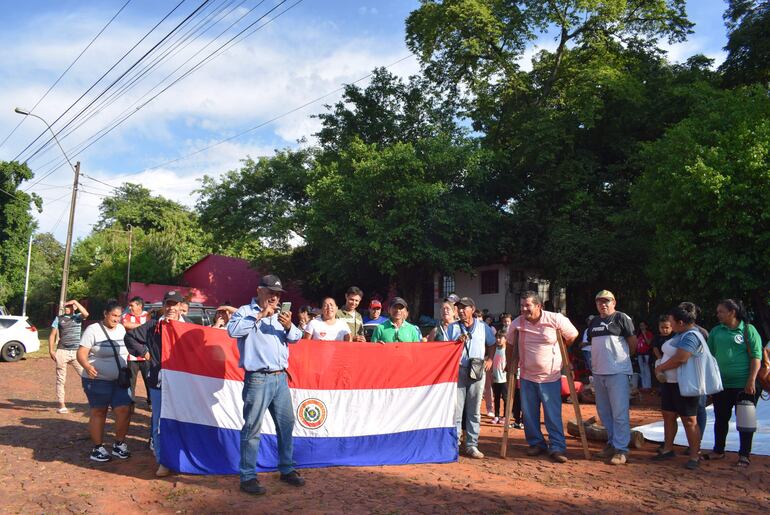 Pobladores de Pirayú se manifestaron frente a la Agencia Regional de la ANDE, exigiendo la extensión de energía eléctrica para poner en funcionamiento dos pozos artesianos.