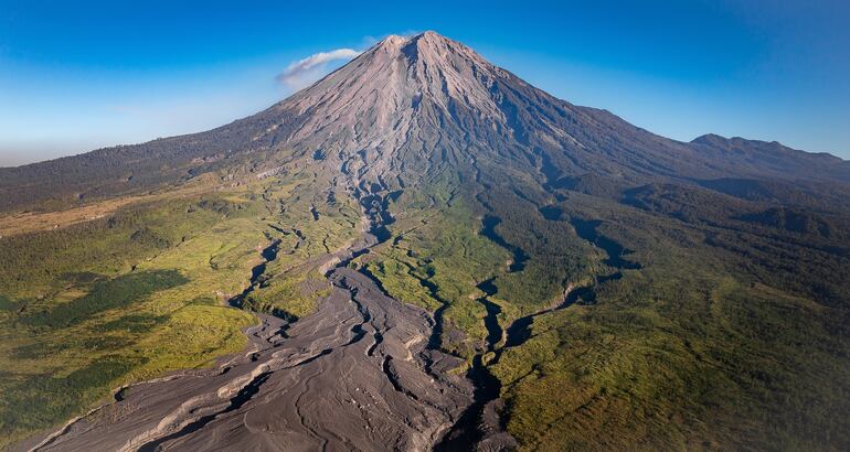 El Monte Semeru es un volcán activo situado en Java Oriental, Indonesia. Se encuentra en una zona de subducción, donde el plato indoaustraliano se subduce bajo la placa Eurasia.