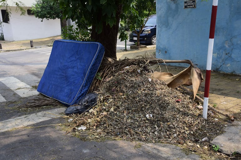 Un colchón abandonado en la esquina de Coronel Moreno y Juan P. Garay.