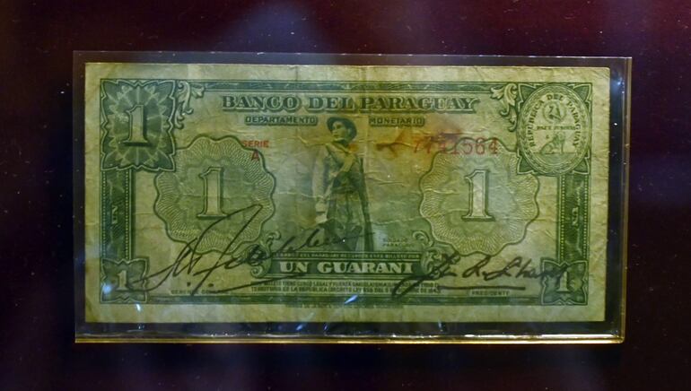 El billete de G. 1 tenía un valor de 100 pesos fuertes de la época. 