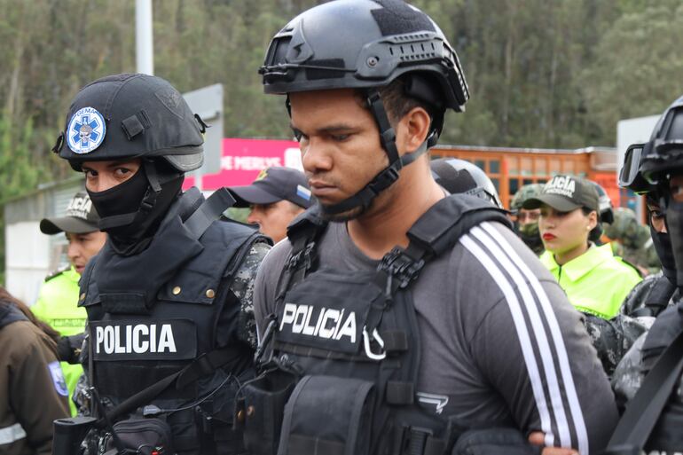 Policías de Ecuador entregan a autoridades colombianas a Carlos Arturo Landázuri, apodado 'Comandante Gringo', tras ser capturado, en la ciudad fronteriza de Tulcan (Ecuador). La Policía Nacional de Ecuador entregó a Carlos Arturo Landázuri por estar presuntamente al mando del Frente Oliver Sinisterra, una de las disidencias de las Fuerzas Armadas Revolucionarias de Colombia (FARC). Landázuri fue entregado a la Policía colombiana en el puente fronterizo de Rumichaca, a donde fue trasladado tras haber sido detenido en la noche del domingo durante el allanamiento a un inmueble en la provincia de Imbabura, situada en el norte de los Andes ecuatorianos, como culminación de una investigación policial que tomó tres meses. EFE/ Xavier Montalvo