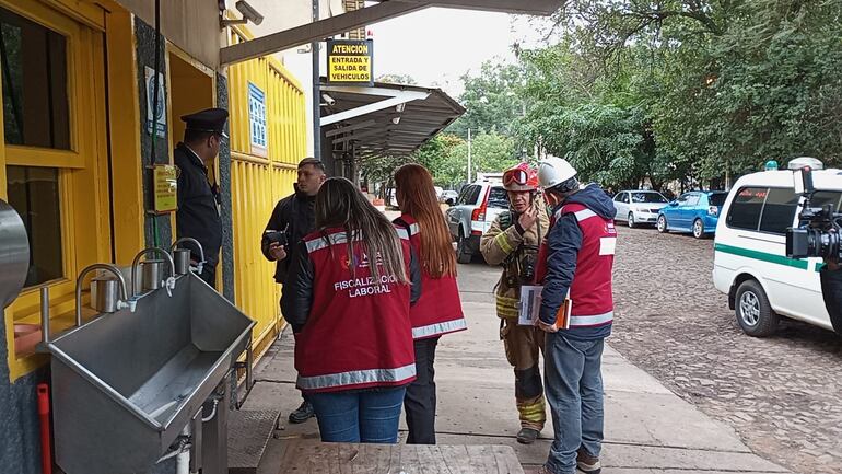 Autoridades de varias instituciones intervienen en la fábrica de embutidos Ochsi, de la ciudad de San Lorenzo, tras una presunta fuga de amoniaco reportada cerca de las 9:00 de este lunes 15 de julio.