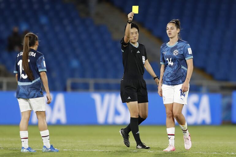 Vanessa Arnaboldi, jugadora de la selección de Paraguay, recibe una tarjeta amarilla en el partido frente a España por la segunda fecha del Grupo C del Mundial Femenino Sub 20 Colombia 2024 en el estadio Olímpico Pascual Guerrero, en Cali.