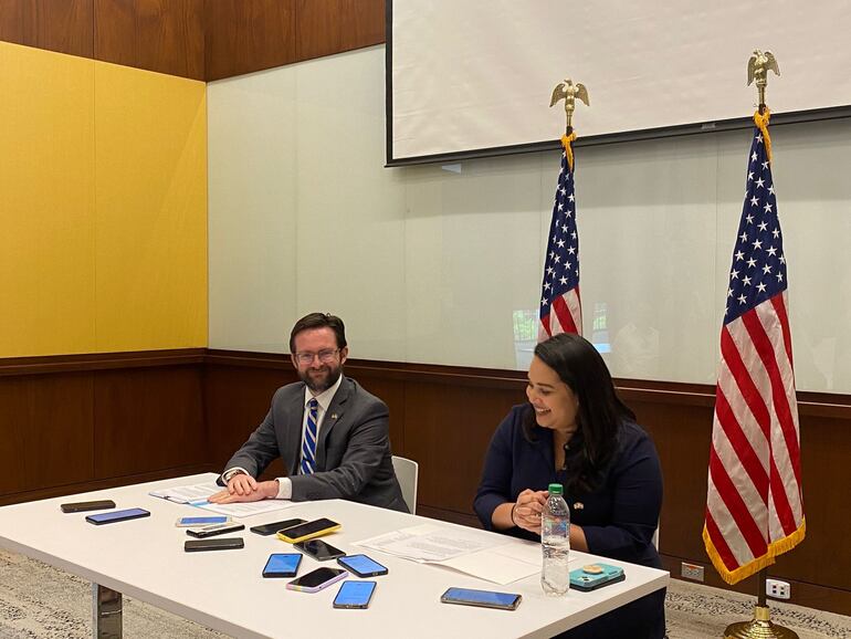 Samuel Sipes, Agregado Comercial de la Embajada de EE.UU. en Paraguay y Johanna Sanchez, vicedirectora Oficina de Diplomacia Publica, minutos antes de la conferencia de prensa de este viernes.