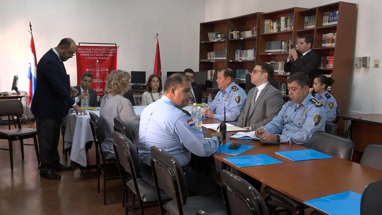 Se realizó una reunión en la Escuela de Ciencias Políticas de Derecho UNA con el fin de mejorar la seguridad en las paradas de buses del microcentro.