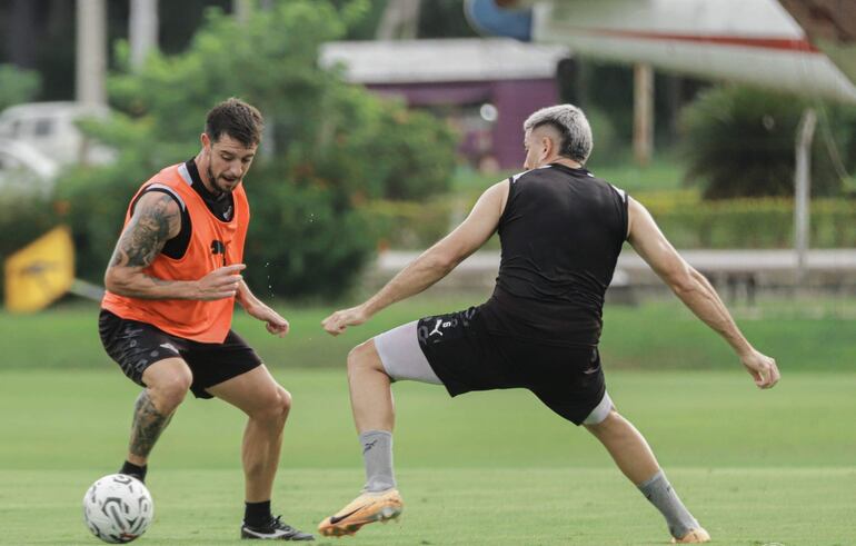 Alejandro Silva, con un quiebre,  escapa de la marca de Álvaro Campuzano.