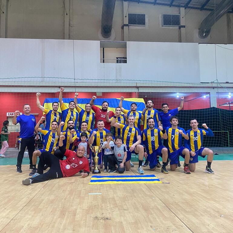 Plantel de Luque Handball que se impuso en buen partido a Olimpia y se consagró campeón Absoluto de la temporada 2023.