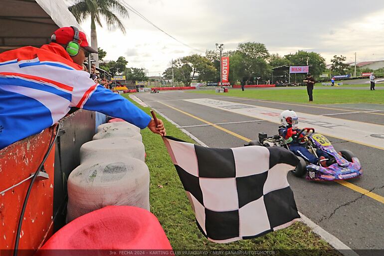 Puño arriba y bandera a cuadros para Maxi Pedrozo, el ganador de la categoría Cadete.