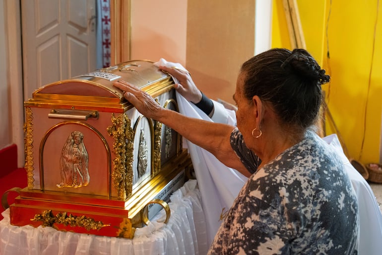 Fieles que participaron en la eucaristía se acercaron para rezar frente a la reliquia.