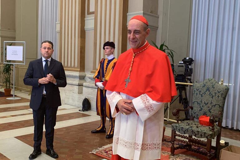 El prefecto del dicasterio para la Doctrina de la Fe, el cardenal argentino Víctor Manuel Fernández (d), está en el ojo del huracán por las bendiciones de las parejas homosexuales, que, según explica, "transparentan" una división que ya existía en la Iglesia y asegura que preveía las críticas de sus detractores, que "solo estaban esperando la ocasión adecuada". 