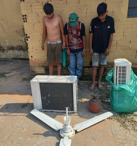 Estos tres hombres fueron aprehendidos por hurto domiciliario en la ciudad de Mariano Roque Alonso.