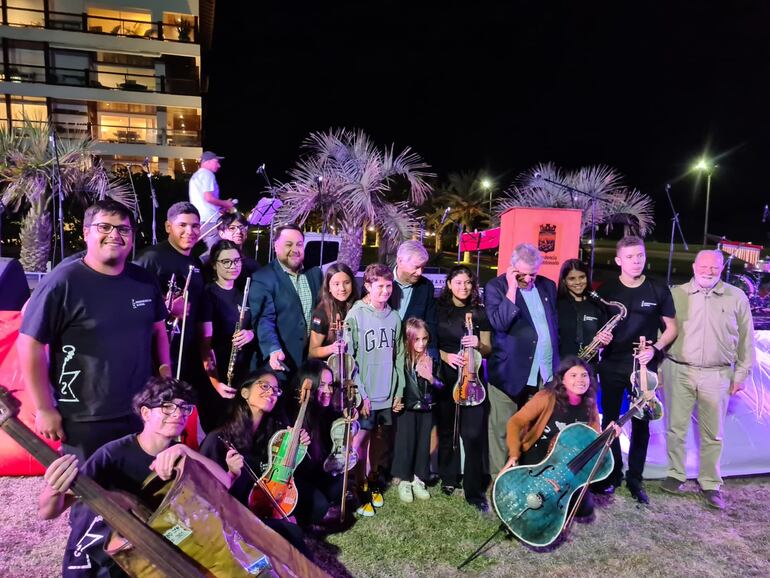 La Orquesta de Instrumentos Reciclados de Cateura, con autoridades paraguayas y uruguayas.