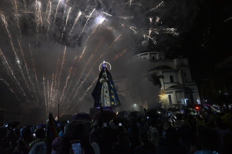 Con fuegos artificiales celebran a la Virgen de Caacupé.