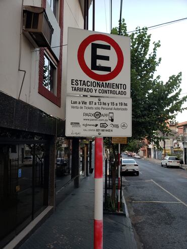 Un cartel antiguo sobre el estacionamiento tarifado.