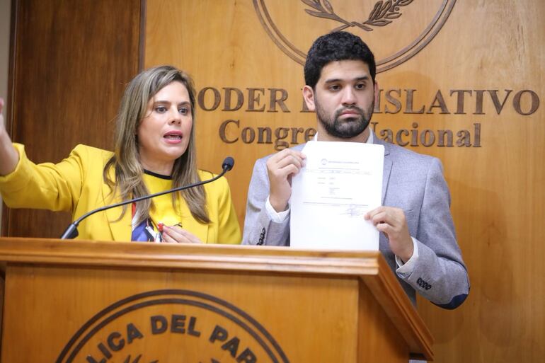 Kattya Gonzalez y el diputado Raúl Benítez del Partido Encuentro Nacional (PEN).