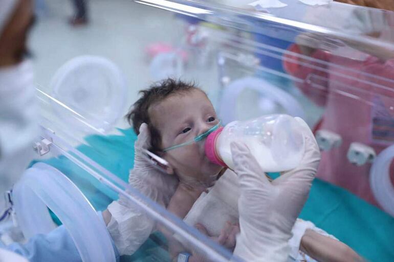 Un bebé palestino prematuro, evacuado de Gaza, es atendido en un hospital en El Cairo, Egipto.